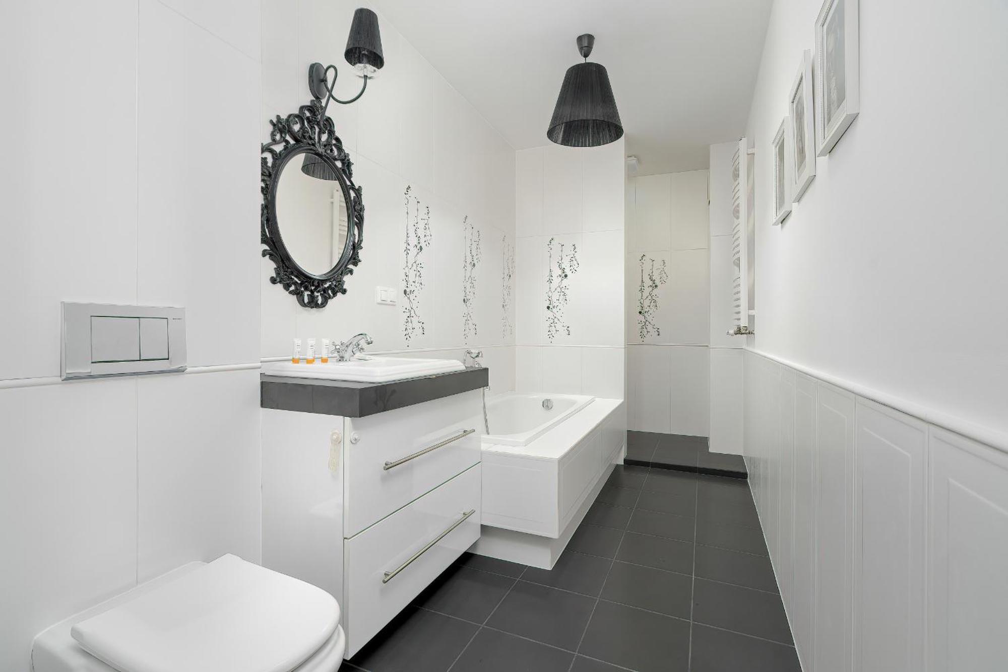 Spacious & Bright With Parking By Renters Leilighet Poznań