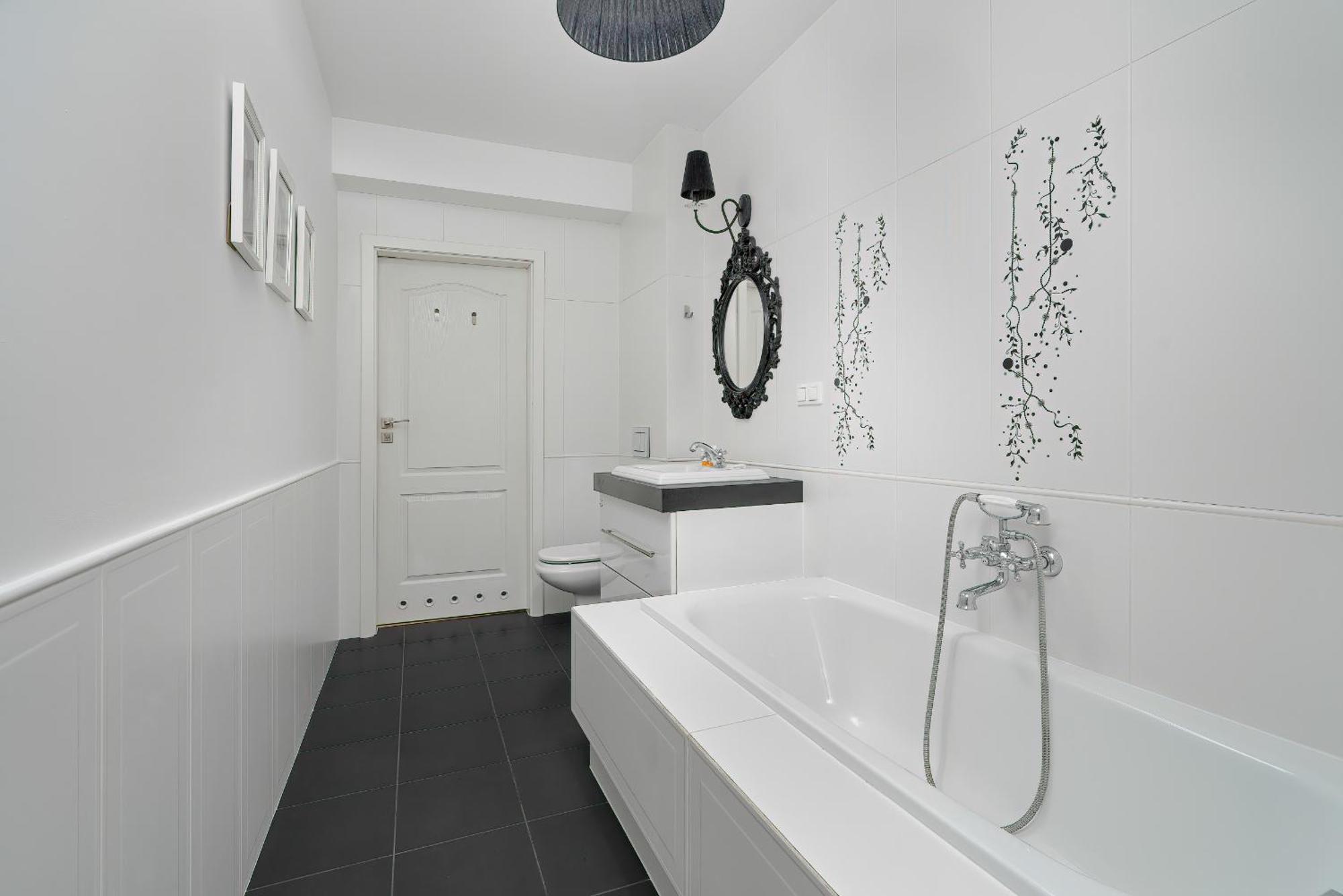 Spacious & Bright With Parking By Renters Poznań