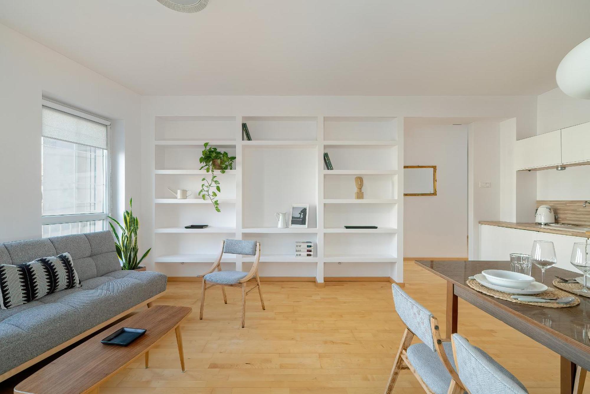 Spacious & Bright With Parking By Renters