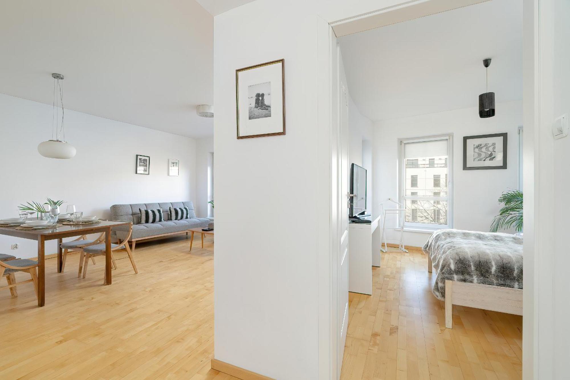 Spacious & Bright With Parking By Renters * Poznań
