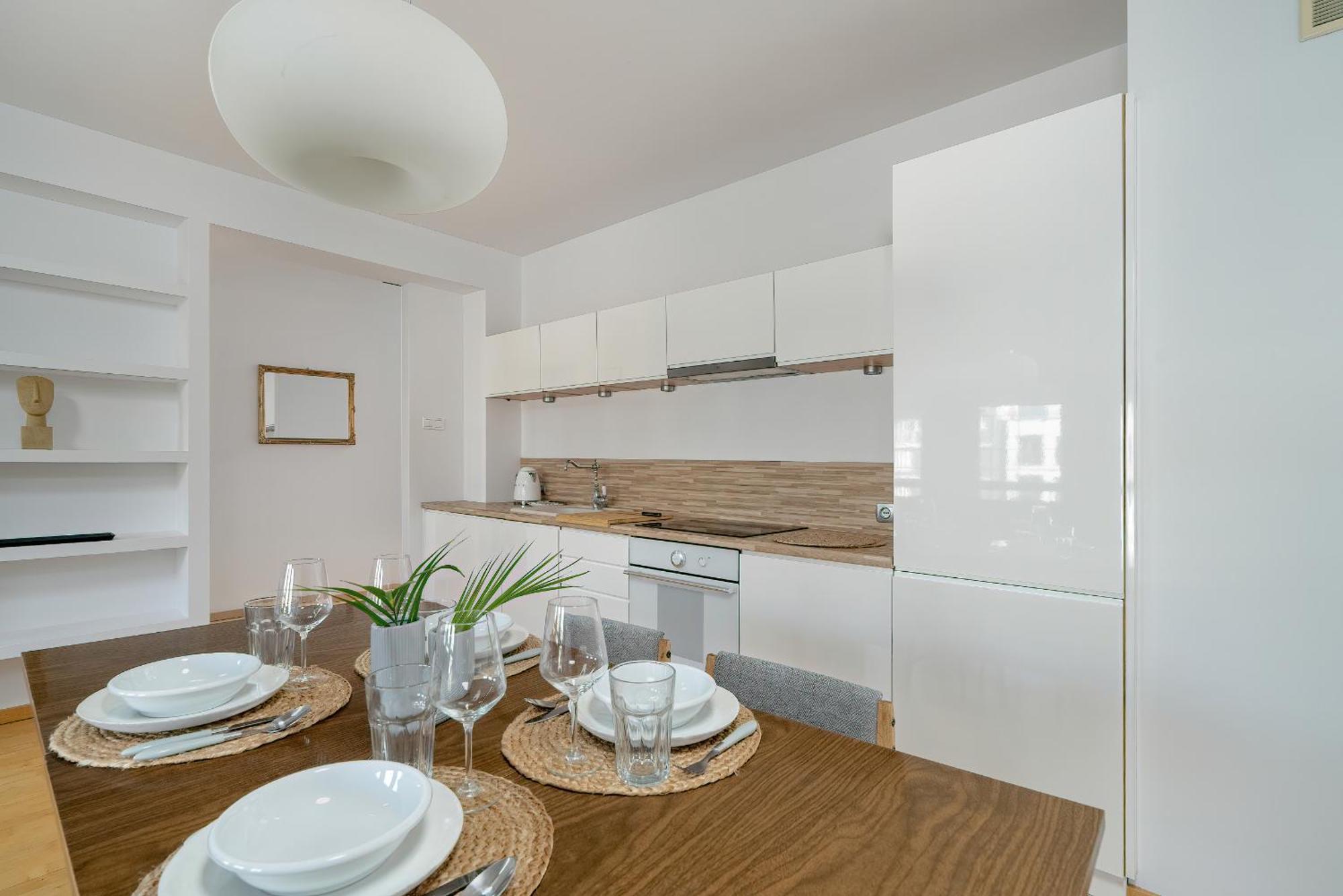 Spacious & Bright With Parking By Renters Leilighet Poznań