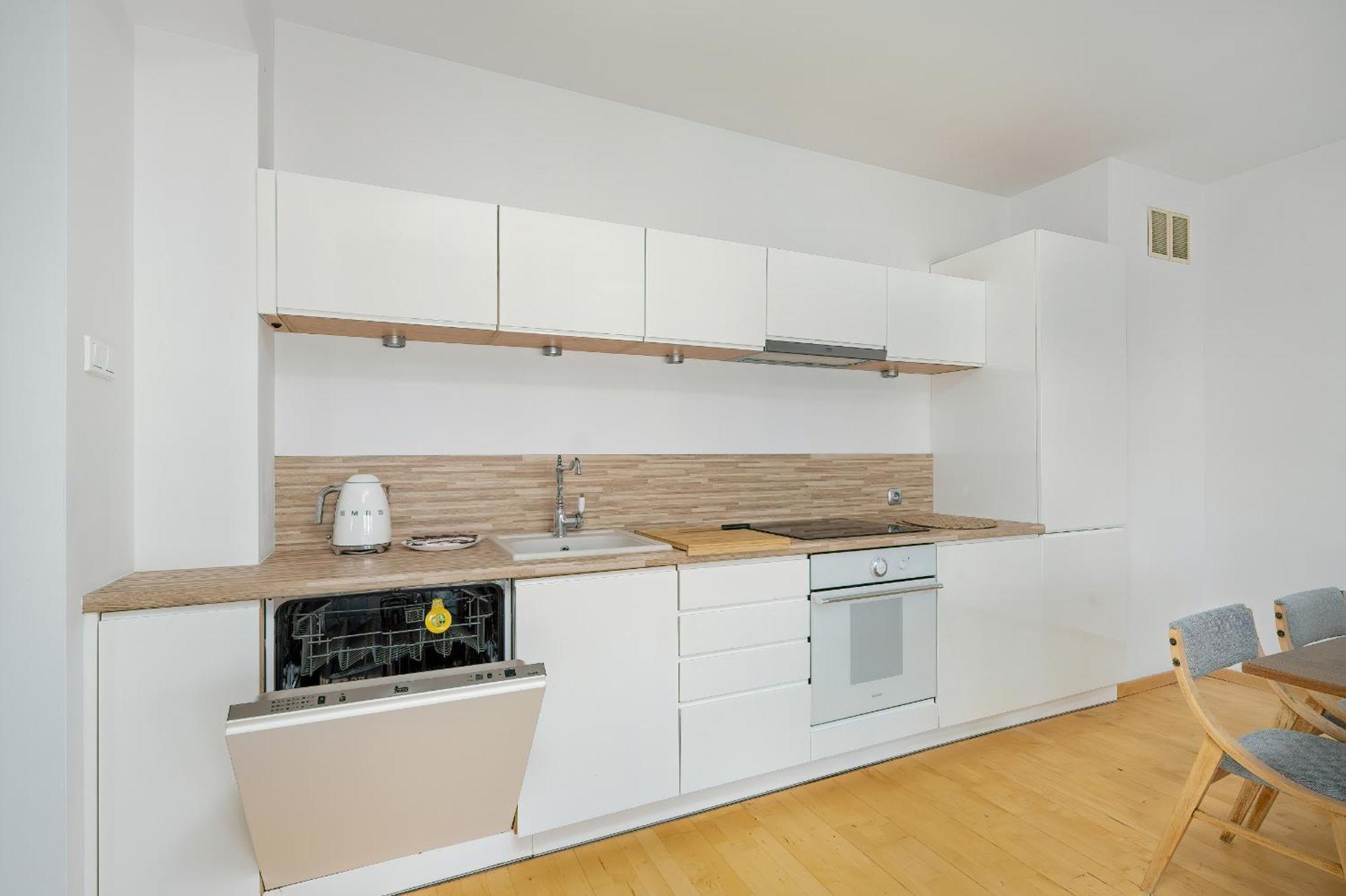 Spacious & Bright With Parking By Renters