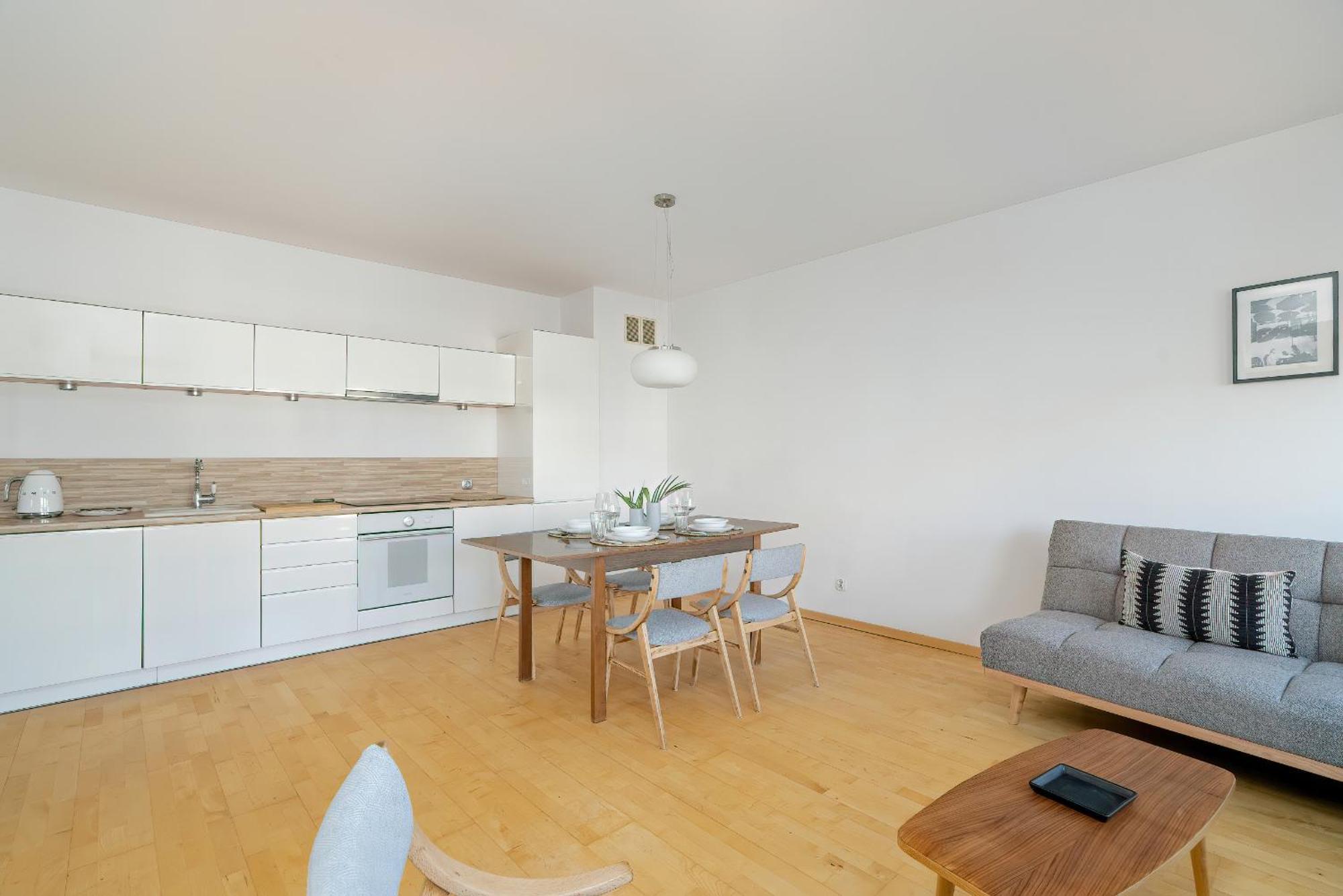 Spacious & Bright With Parking By Renters Leilighet *