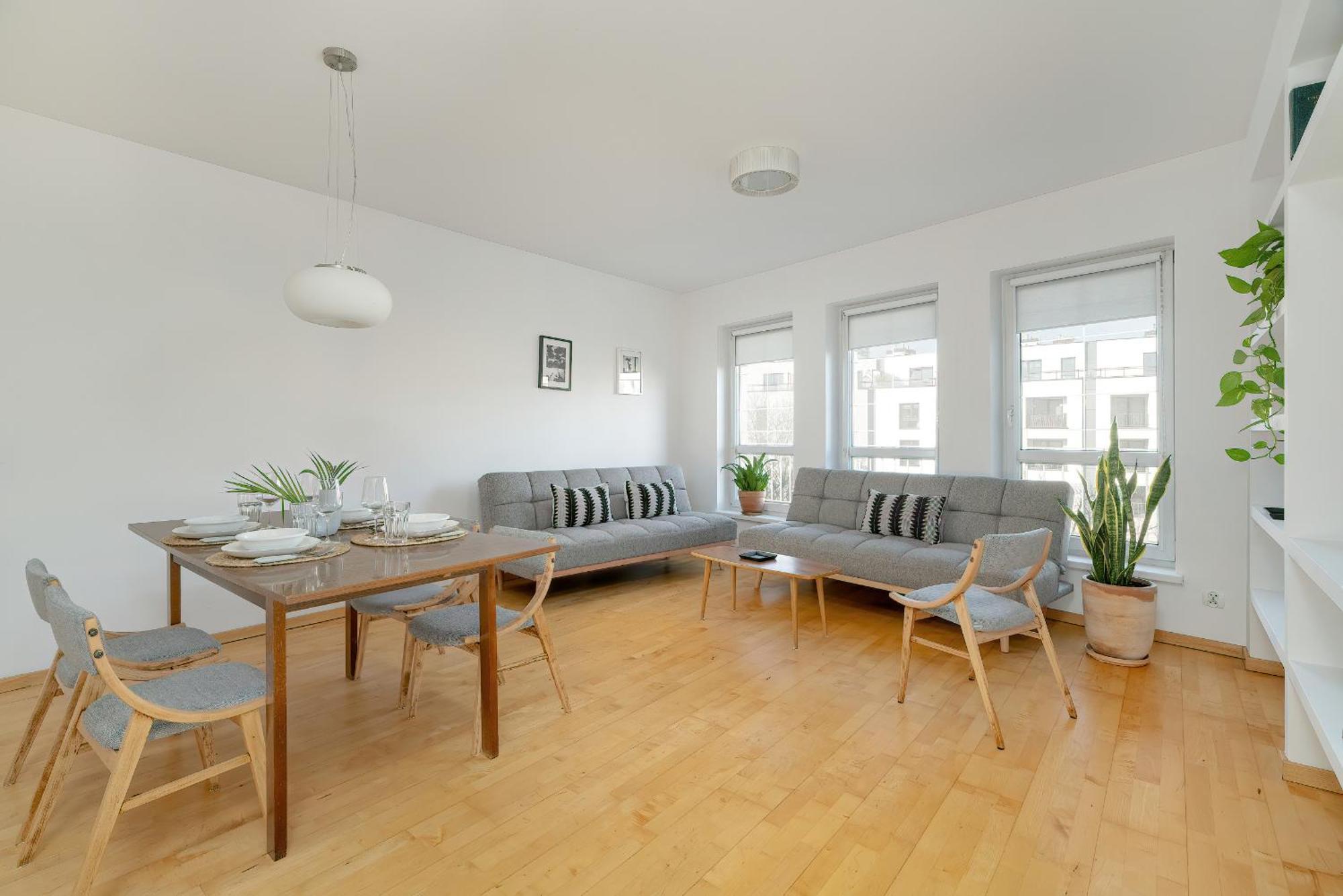 Spacious & Bright With Parking By Renters Leilighet *