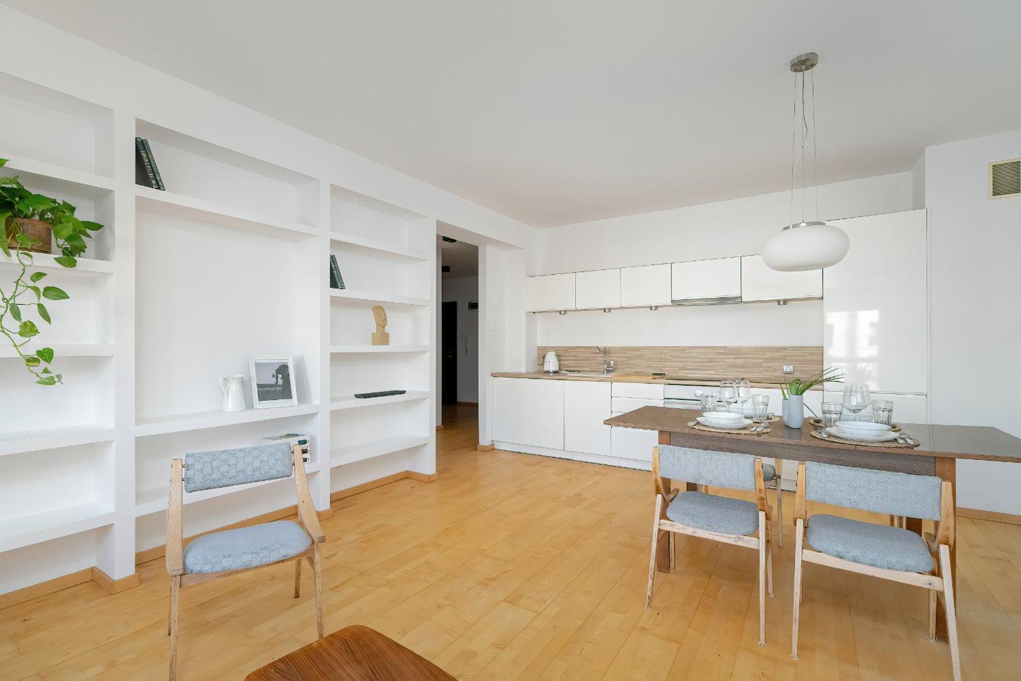 Spacious & Bright With Parking By Renters Poznań