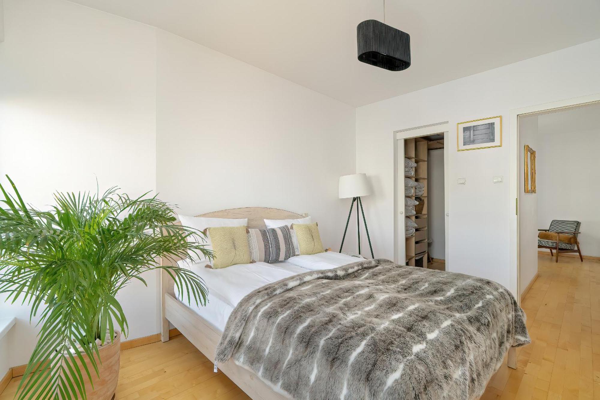 Spacious & Bright With Parking By Renters Leilighet *