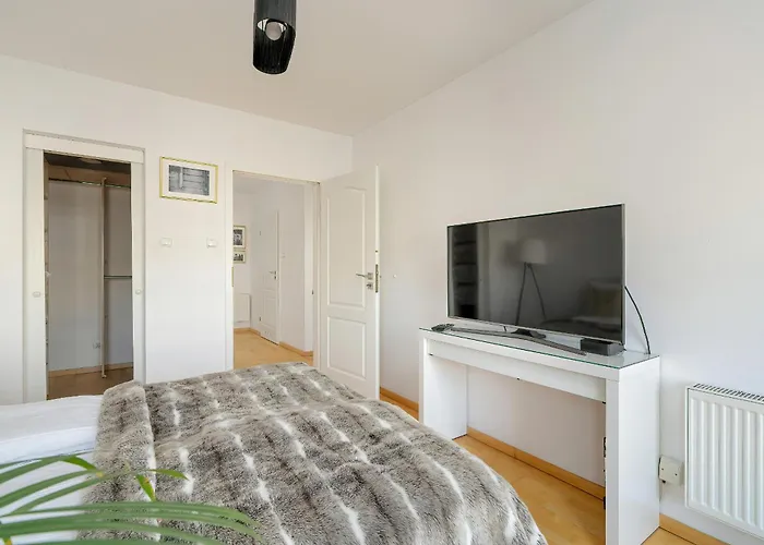 Spacious & Bright Apartment With Parking Poznan By Noclegi Renters