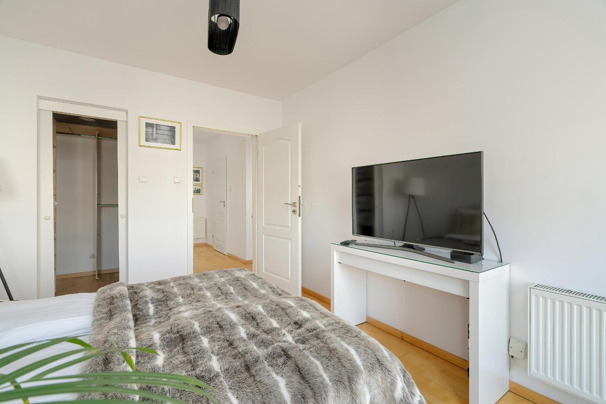 Spacious & Bright With Parking By Renters Appartamento *