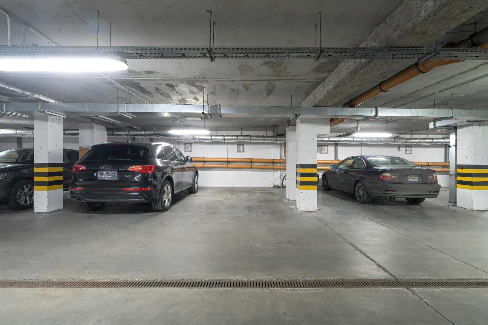 Spacious & Bright With Parking By Renters *