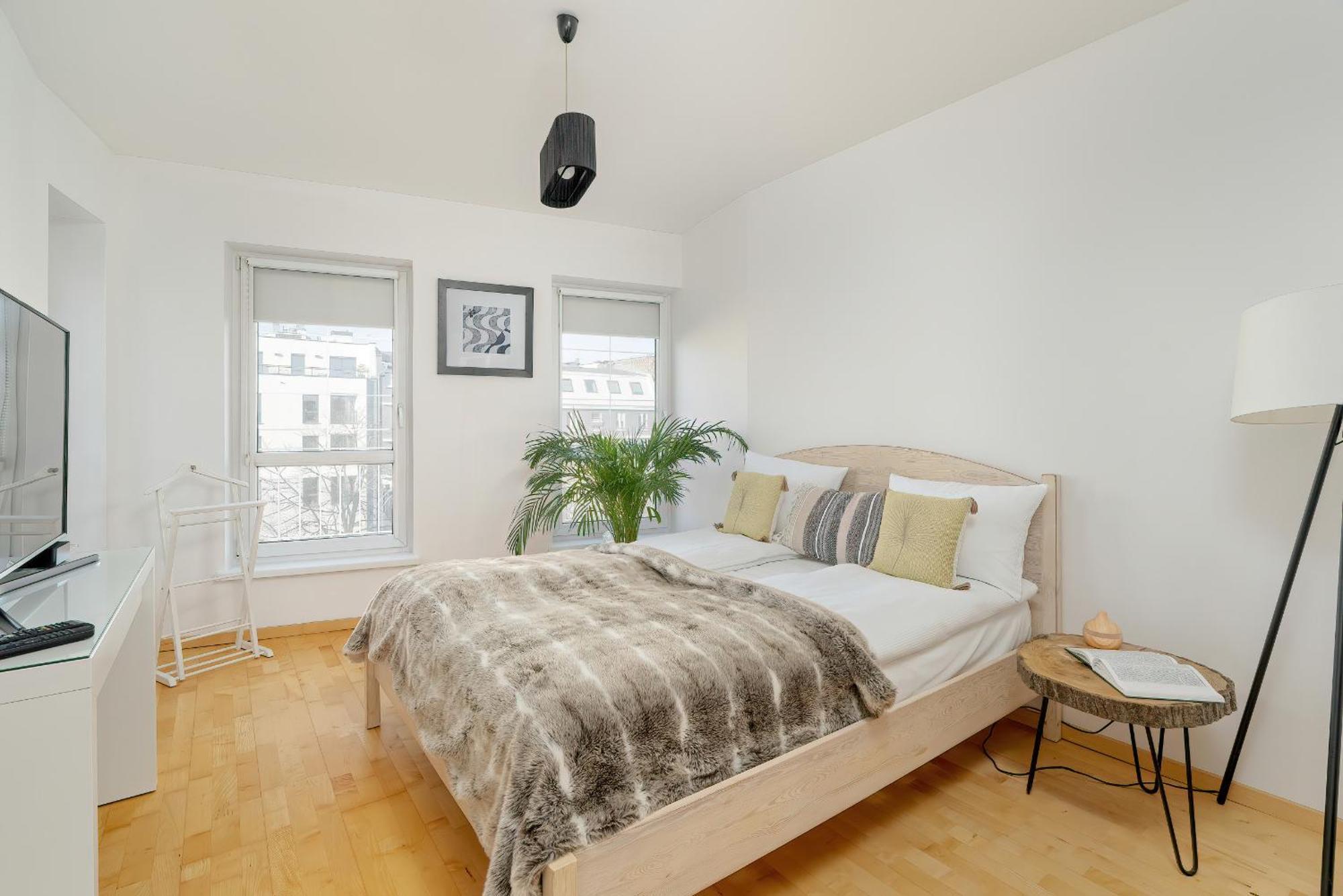 Spacious & Bright With Parking By Renters Poznań