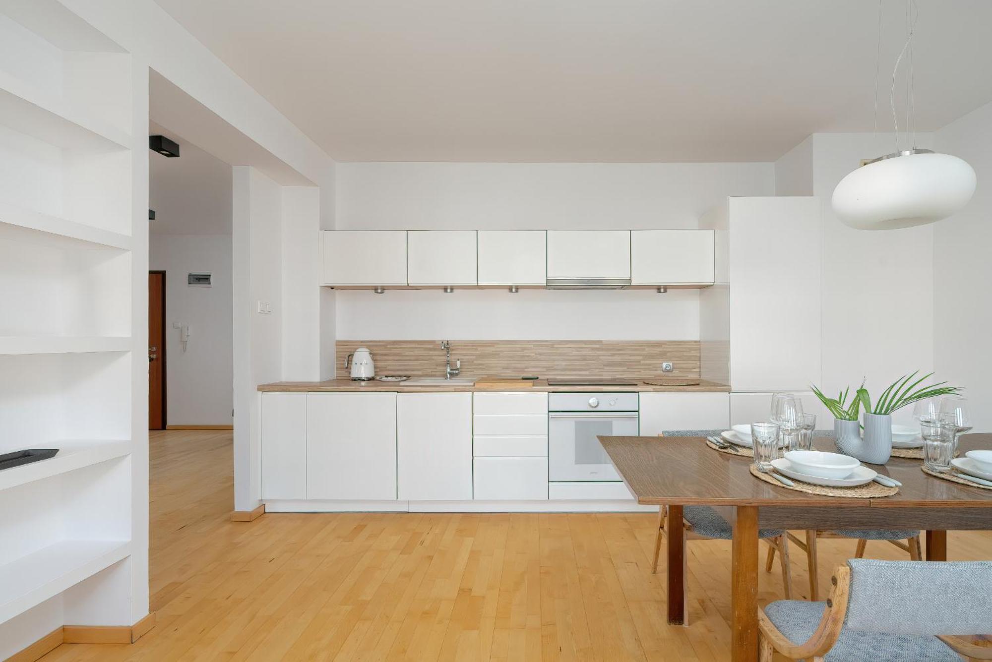 Spacious & Bright With Parking By Renters * Poznań