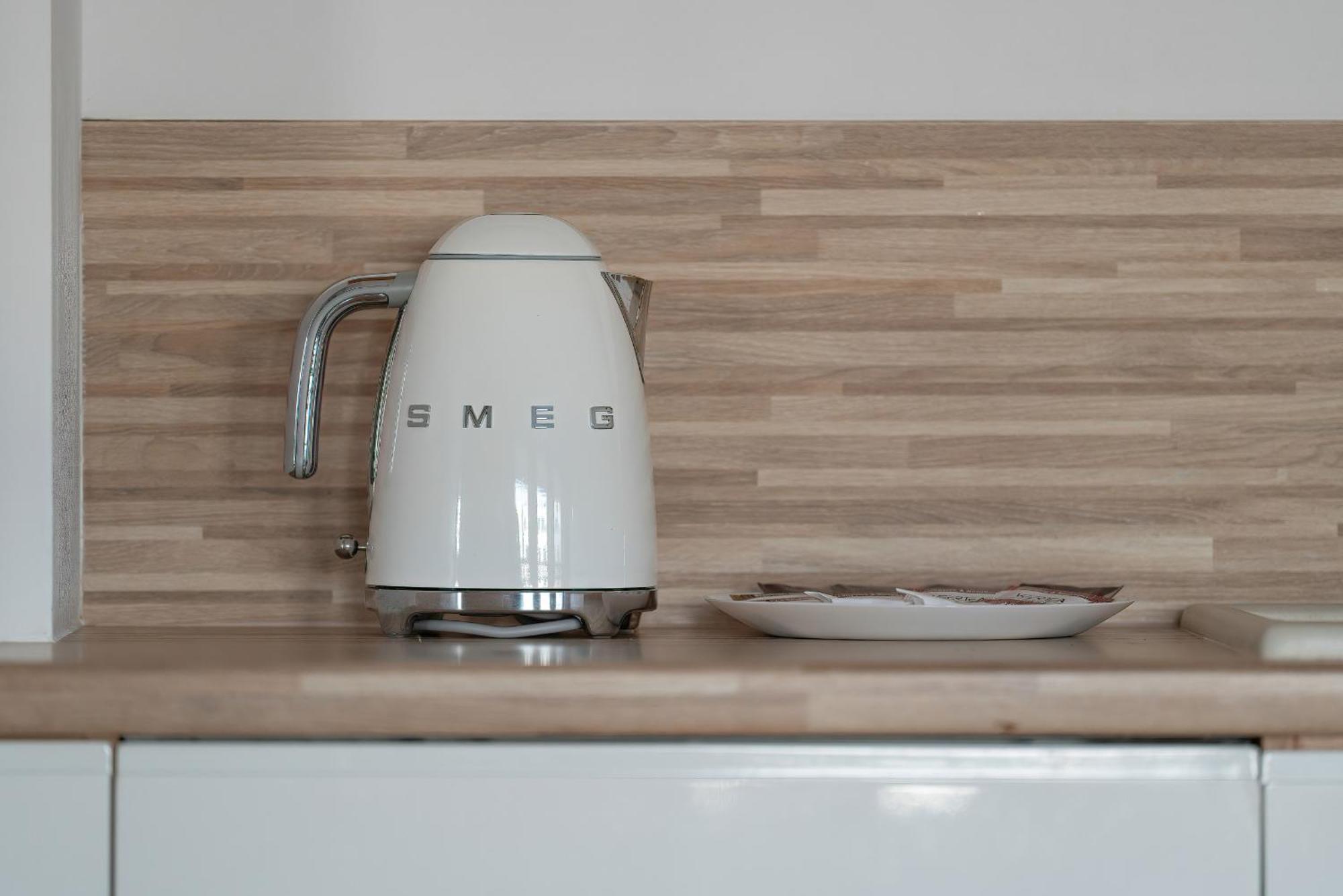 Spacious & Bright With Parking By Renters