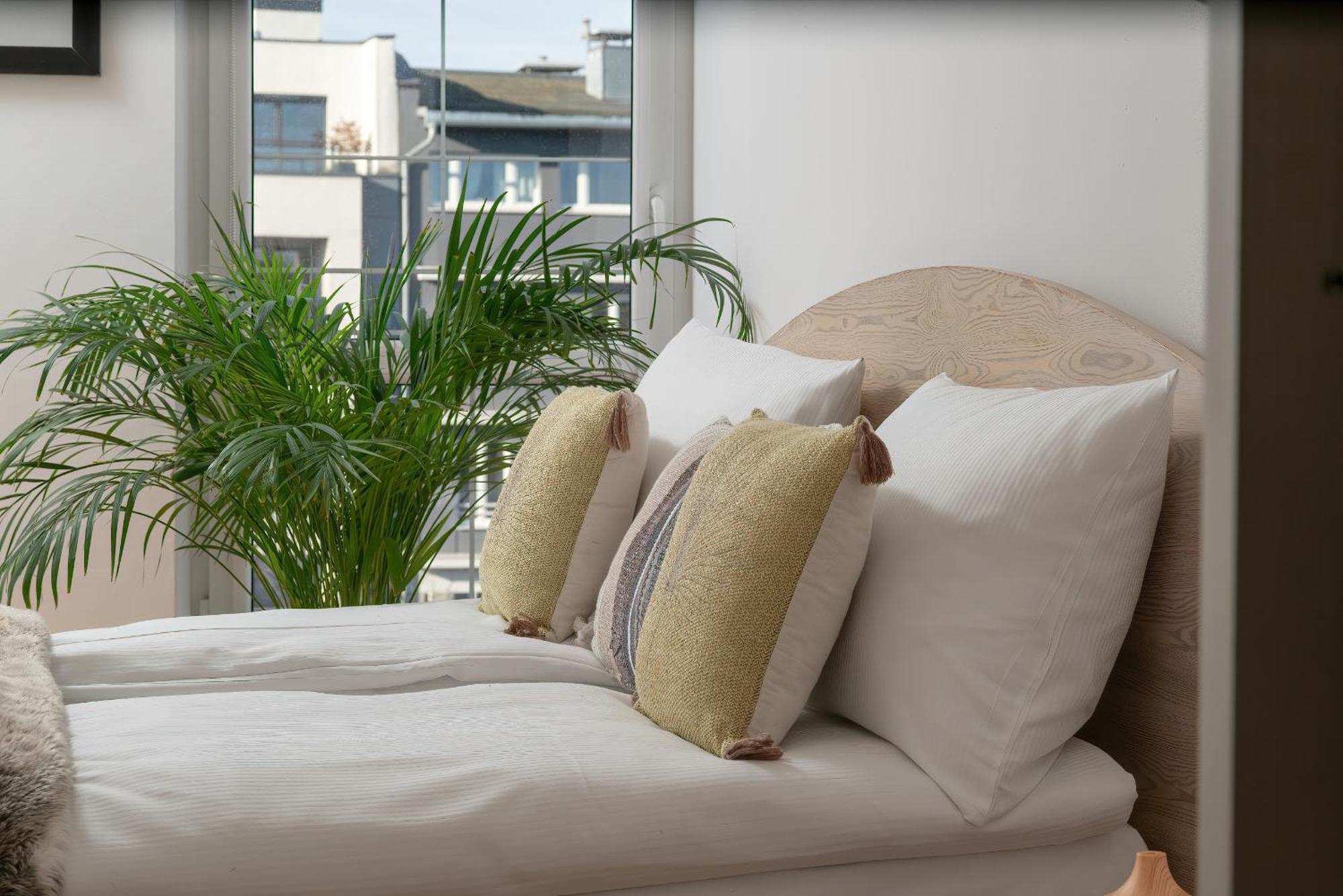 Spacious & Bright With Parking By Renters