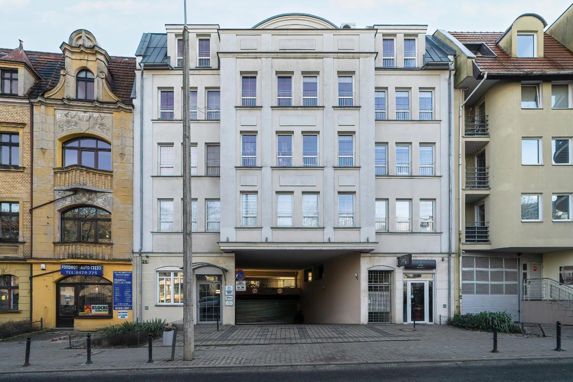 Spacious & Bright With Parking By Renters * Poznań